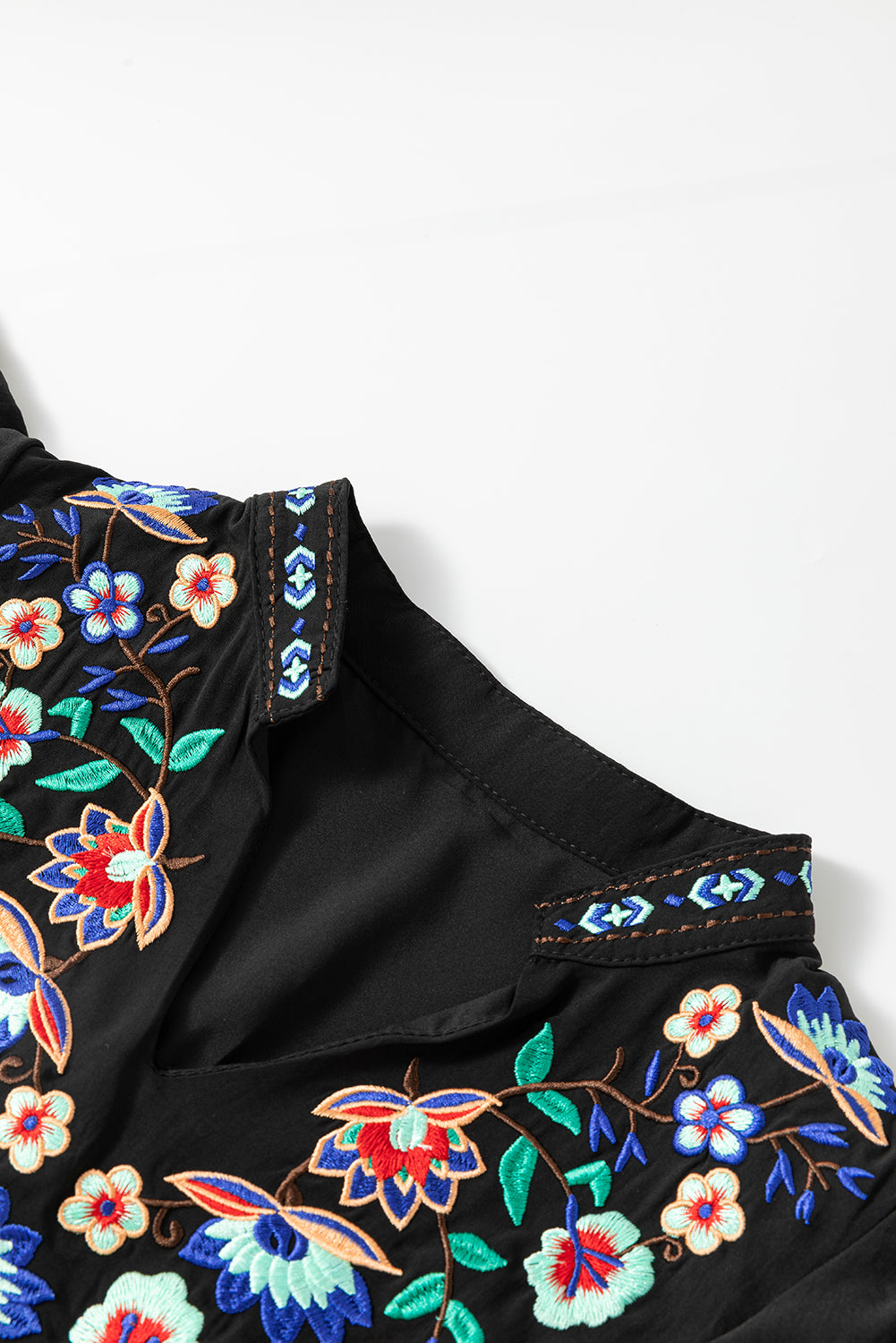 Schwarzes, mit blumen besticktes, gerafftes minikleid