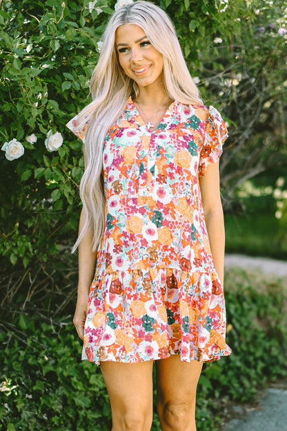 Lila kleid mit geteiltem ausschnitt und flatterärmeln mit blumendruck