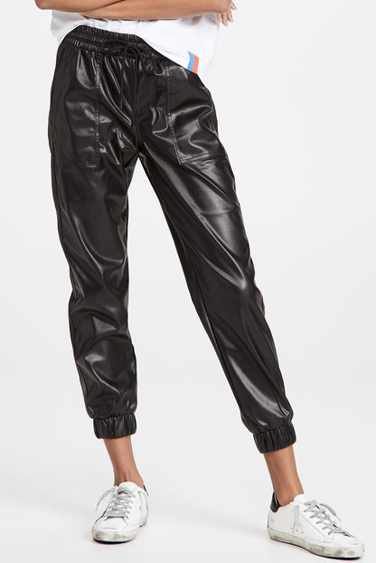 Schwarze kunstleder-jogginghose mit gesmokter taille und kordelzug