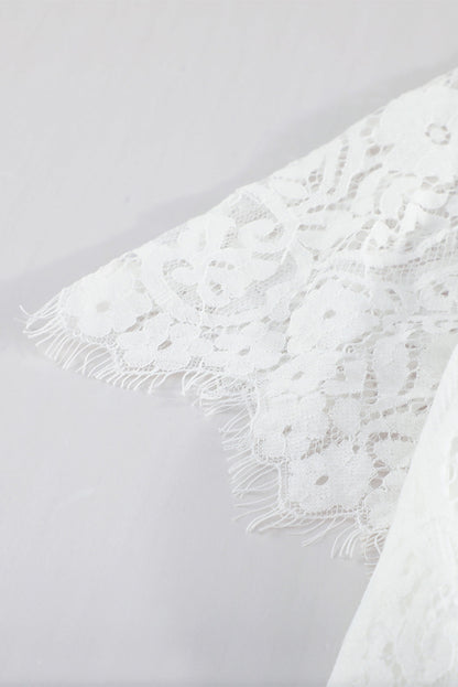 Weißes maxikleid mit v-ausschnitt und hoher taille aus spitze