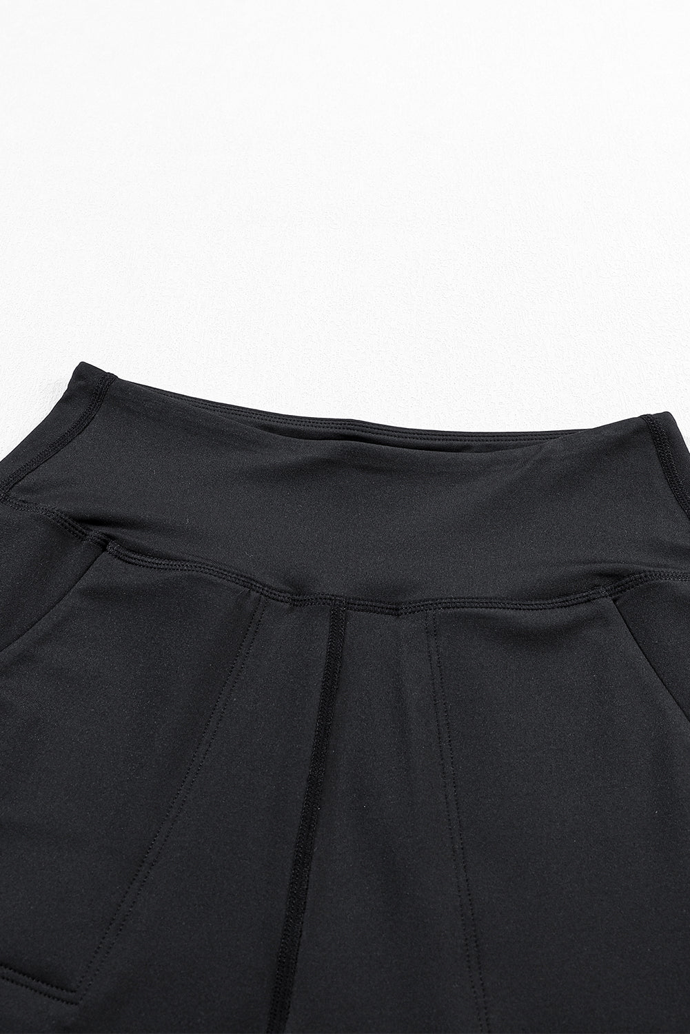 Schwarze jogginghose mit hoher taille und offener naht