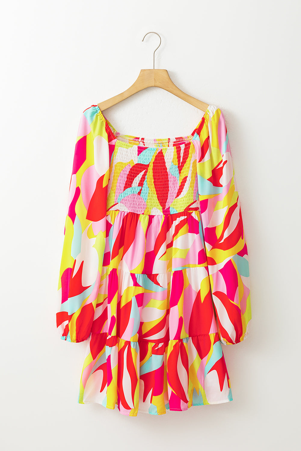 Abstraktes kleid mit puffärmel und quadratischem halsausschnitt in mehreren farben