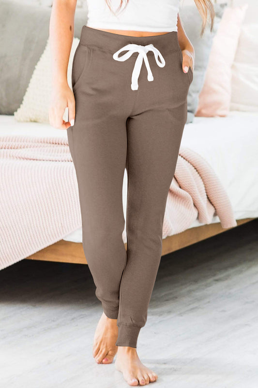 Dunkelbraune jogginghose mit taschen und kordelzug an der taille