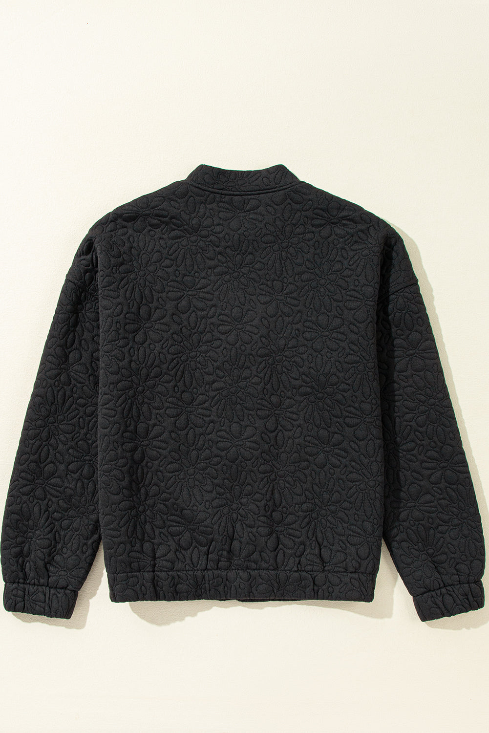 Schwarze gesteppte jacke mit blumenmuster