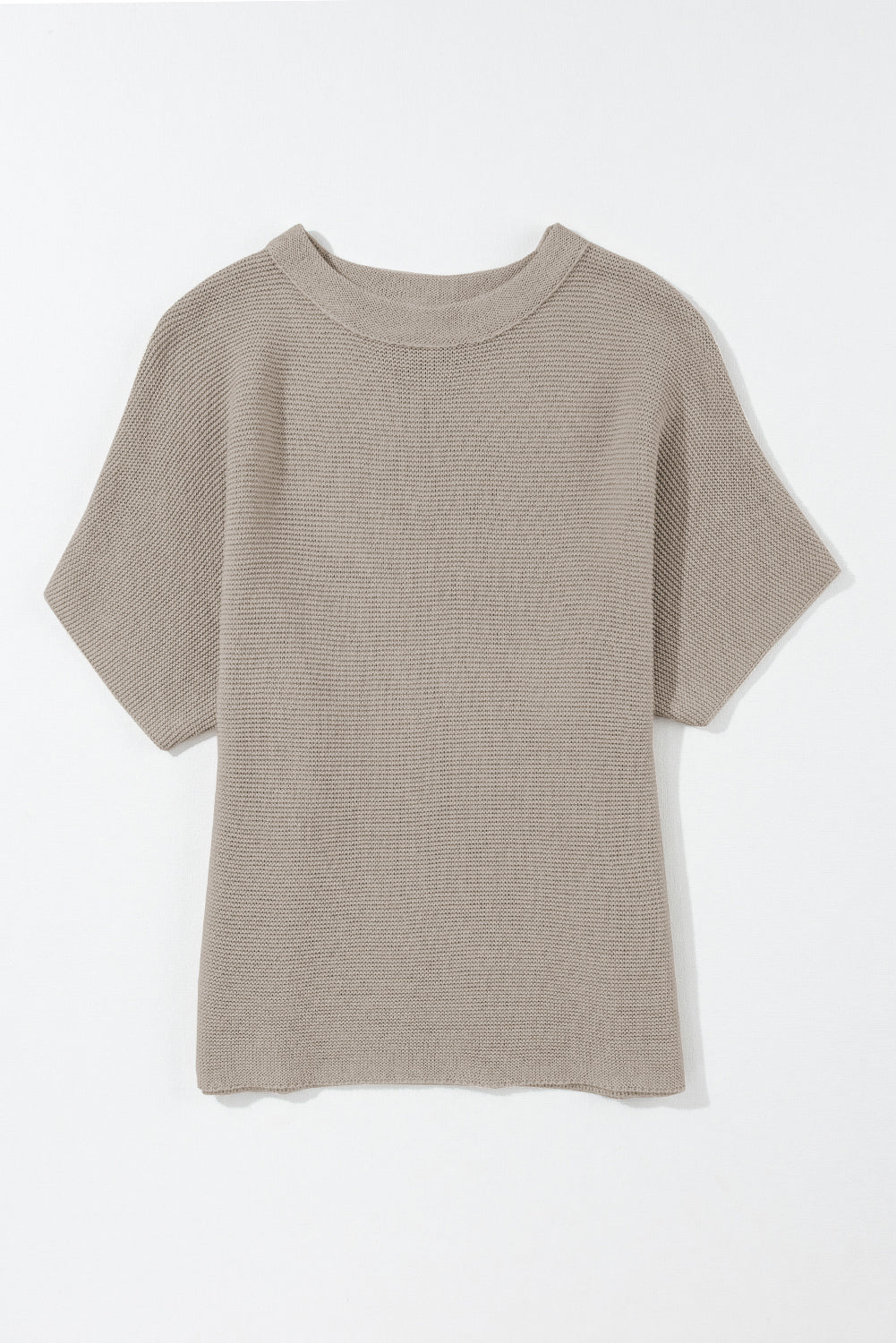 Aprikosenfarbener pullover mit hohem hals und kurzen fledermausärmeln