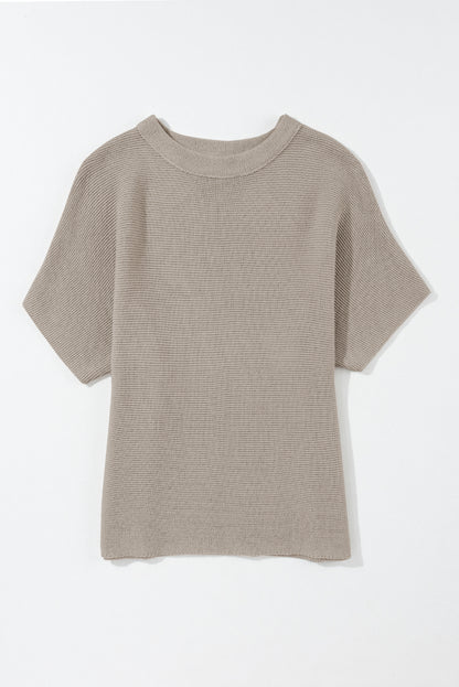 Aprikosenfarbener pullover mit hohem hals und kurzen fledermausärmeln