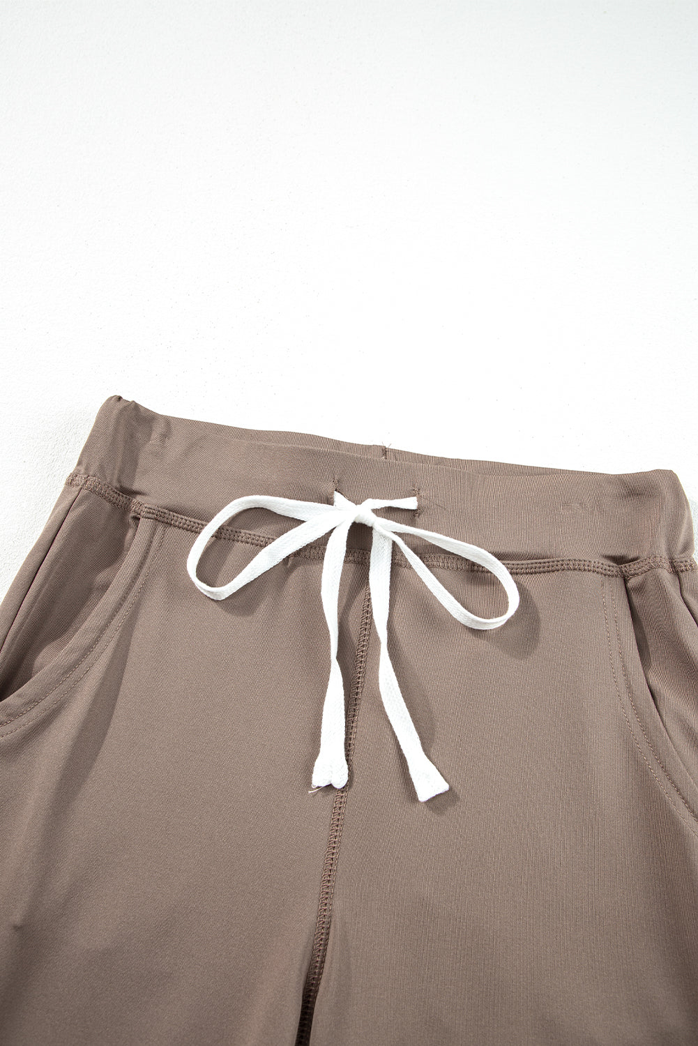 Dunkelbraune jogginghose mit taschen und kordelzug an der taille