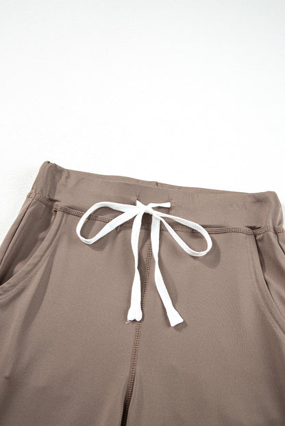 Dunkelbraune jogginghose mit taschen und kordelzug an der taille