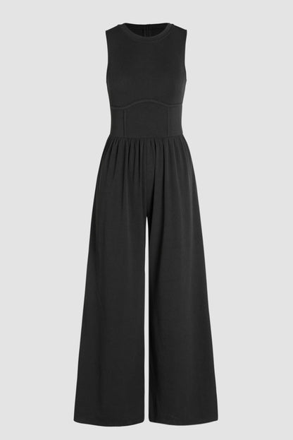 Schwarzer ärmelloser jumpsuit mit weitem bein und eingeschnürter taille