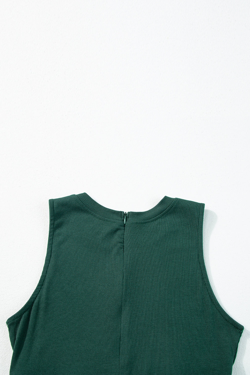 Schwarzgrüner ärmelloser jumpsuit mit weitem bein und geschnürter taille
