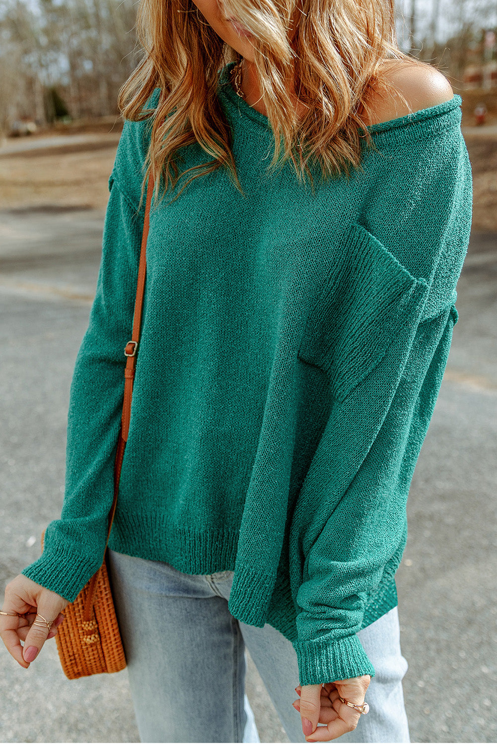 Grüner, farblich abgestimmter, schulterfreier rippenstrickpullover mit tasche