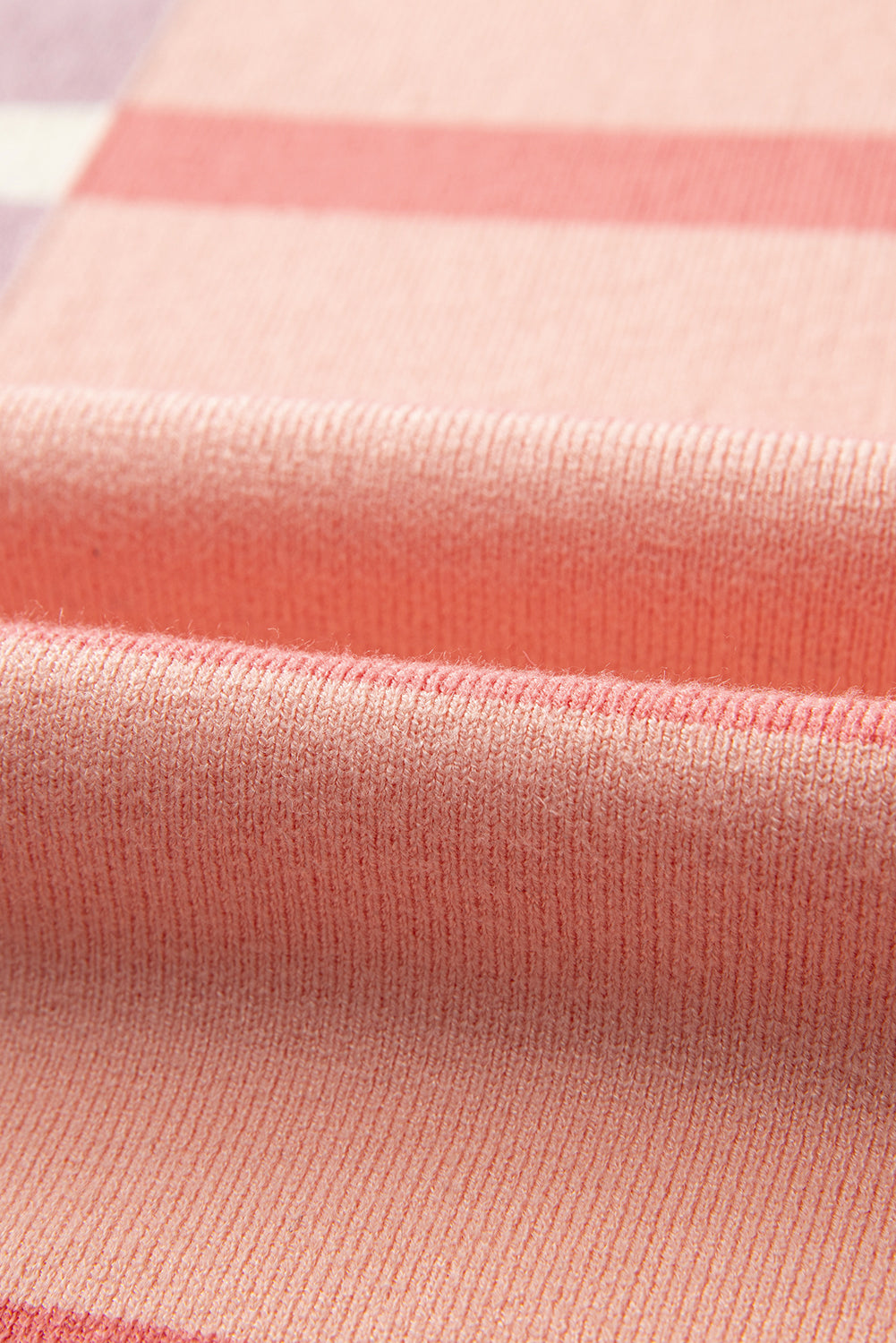 Rosa gestreifter colorblock-pullover in übergröße