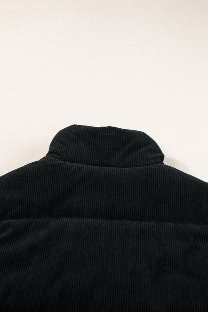Schwarze cord-pufferweste mit reißverschluss und stehkragen