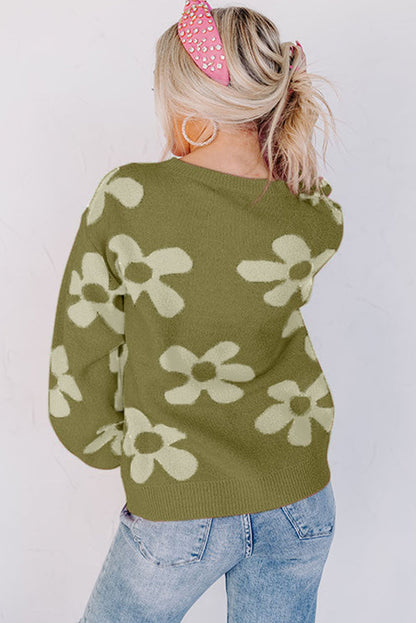 Spinatgrüner pullover mit großer blume und rippstrickmuster