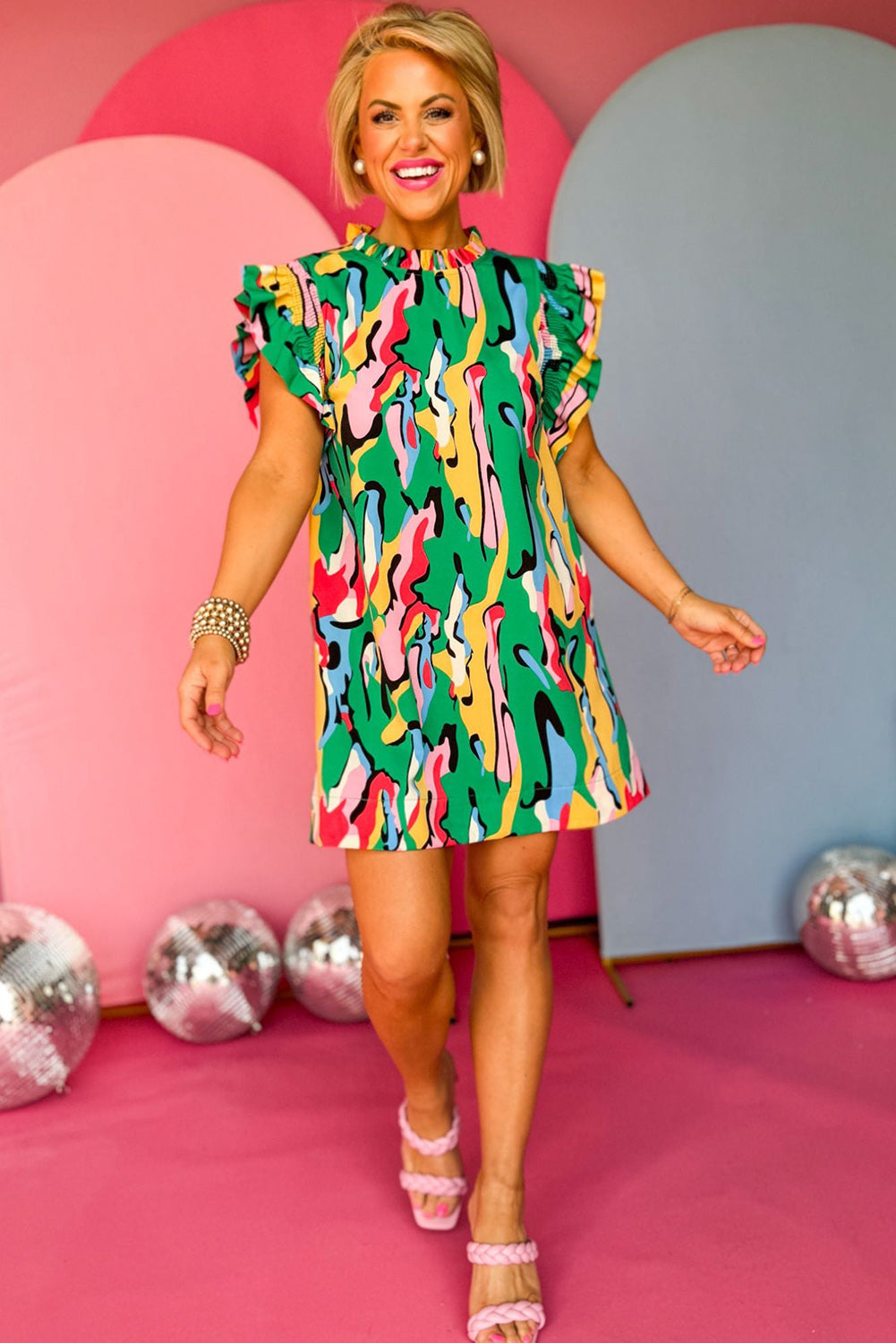 Grünes Minikleid mit Rüschenausschnitt und abstraktem Druck