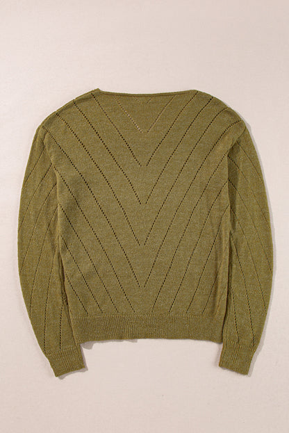 Salbeigrüner pullover mit v-ausschnitt und tropfenschulter in ösenform