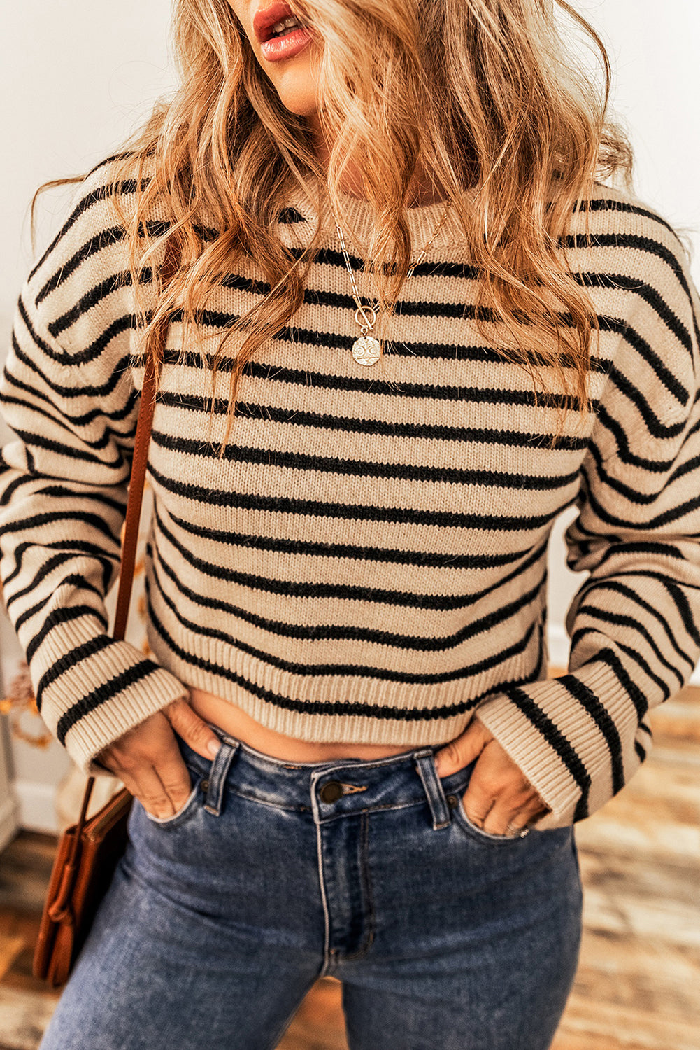 Helles french beige gestreifter pullover mit rundhalsausschnitt und überschnittenen schultern