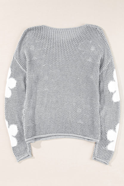 Hellgrauer pullover mit großer blume, hohl gestrickt und schulterfrei