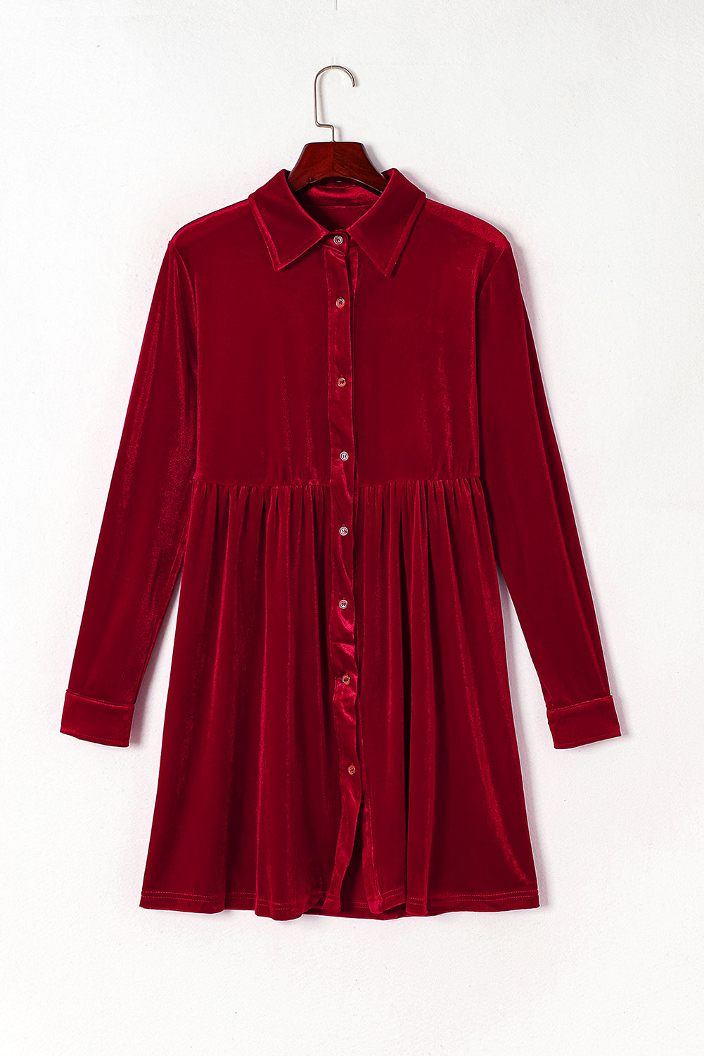 Feurig rotes kleid mit langen ärmeln und rüschen aus samt mit knopfleiste