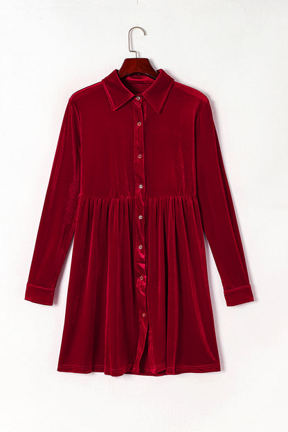 Feurig rotes kleid mit langen ärmeln und rüschen aus samt mit knopfleiste