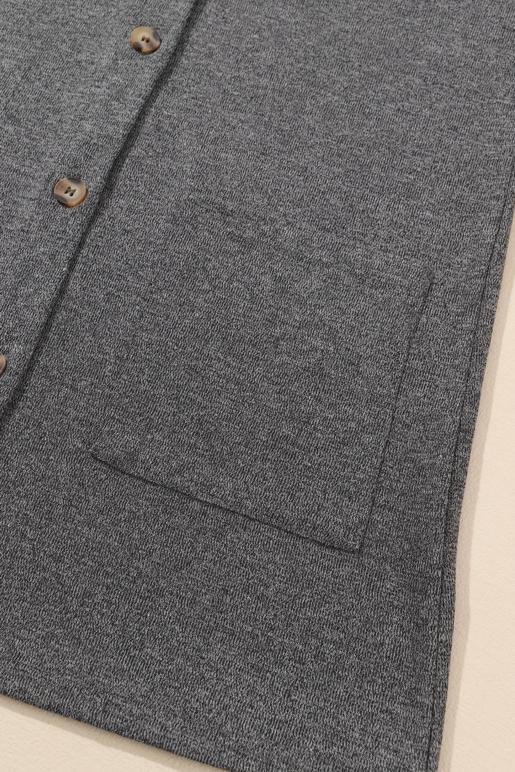 Strickjacke mit taschen und knopfleiste in grauem heidekraut