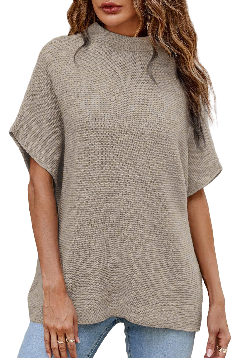 Aprikosenfarbener pullover mit hohem hals und kurzen fledermausärmeln