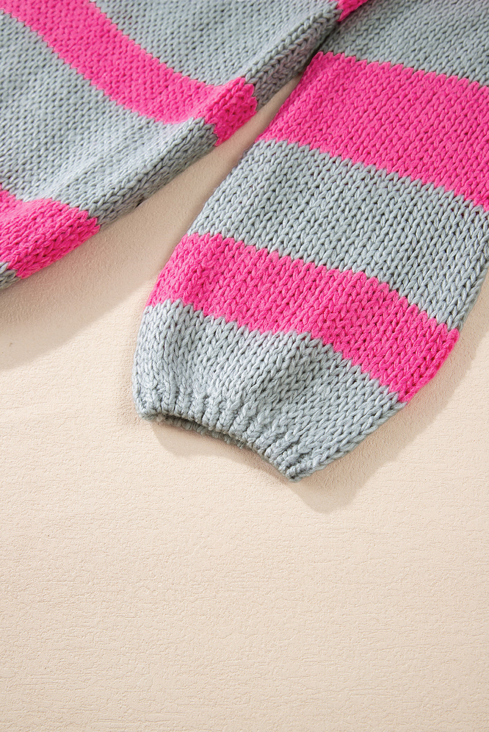 Rosa gestreifter colorblock-strickpullover mit v-ausschnitt und lockerer passform