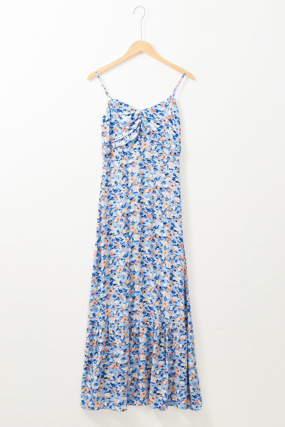 Himmelblaues gerafftes maxikleid mit blumendruck
