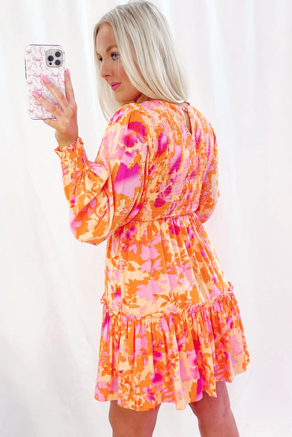 Abstraktes minikleid mit gerafften laternenärmeln in orange