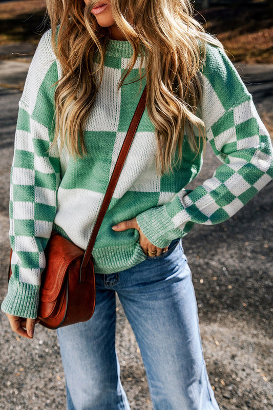 Mintgrüner pullover mit karomuster und schultertaschen