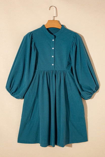 Blaues cord-knopf-kleid mit empire-taille und armband-ärmeln