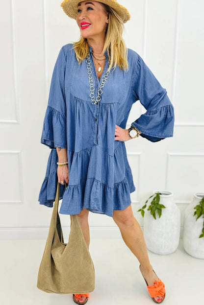 Himmelblaues Chambray-Kleid mit gerafften 3/4-Ärmeln und geschlitztem V-Ausschnitt