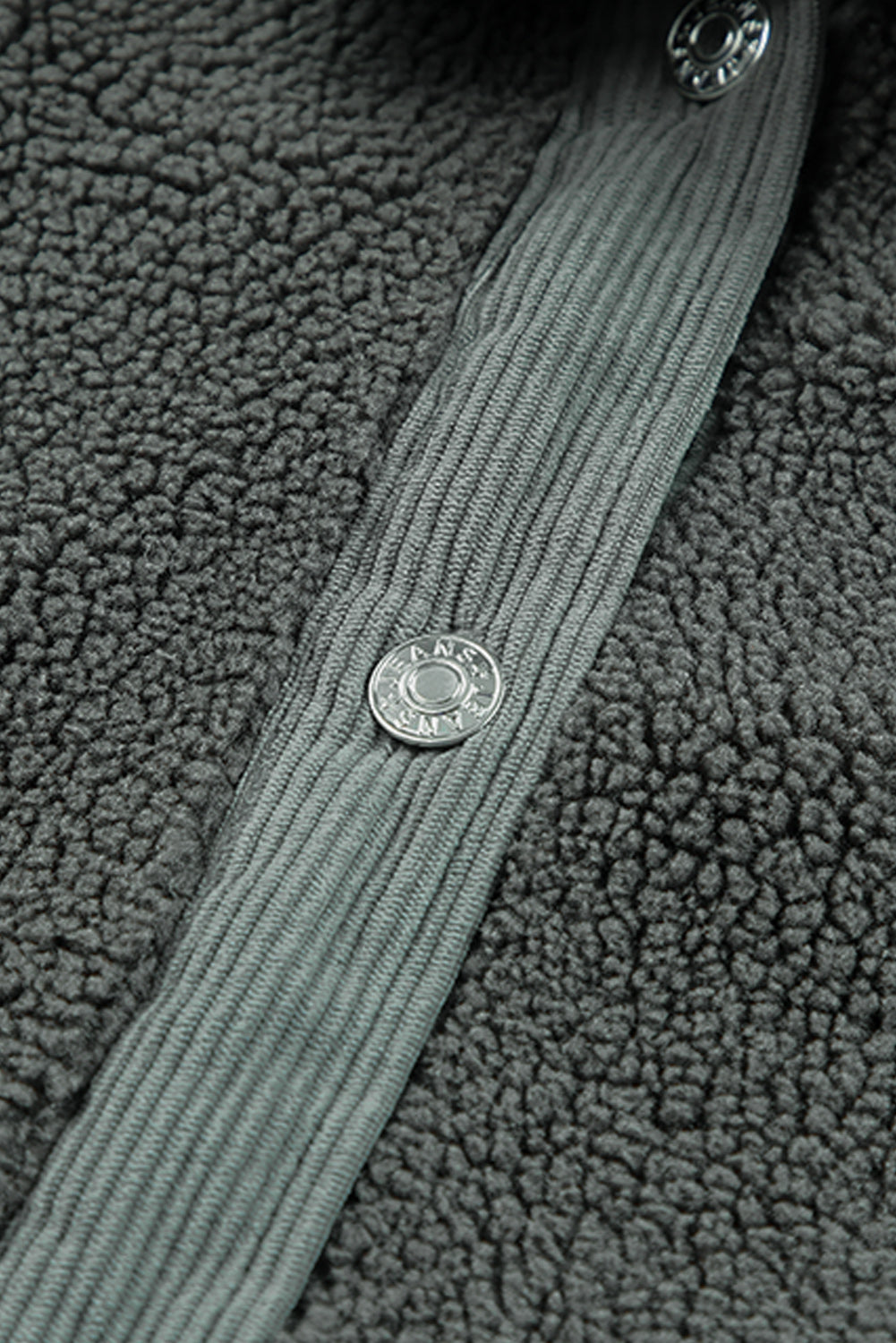 Graue sherpa jacke mit cordbesatz und ellbogenaufnäher