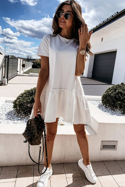 Weißes kurzärmeliges freizeitkleid mit gerüschtem saum