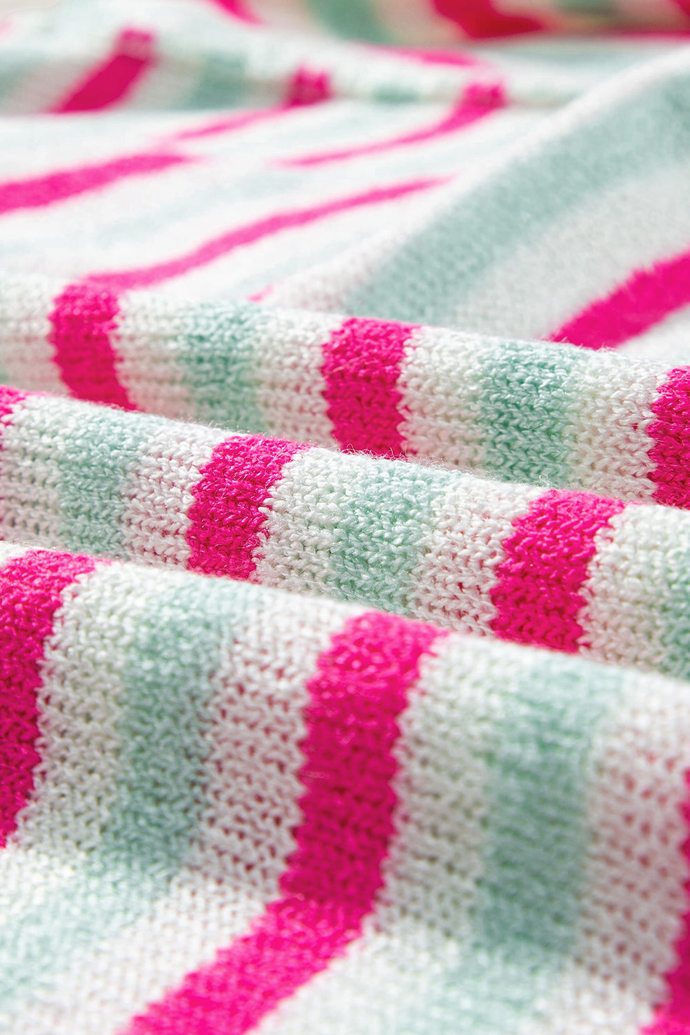 Rosa gestreifter pullover mit übergroßen schultern und tasche