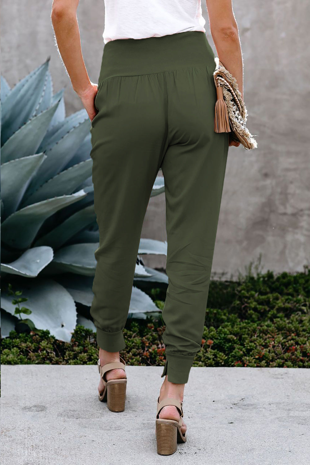 Grüne freizeit-jogger mit taschen