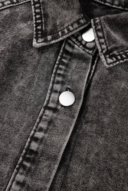 Mittelgraues Mineralwaschung gerafftes Kurzarm-Denimkleid mit Knöpfen