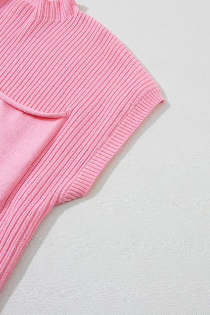 Rosafarbener kurzarmpullover mit aufgesetzten taschen aus rippenstrick
