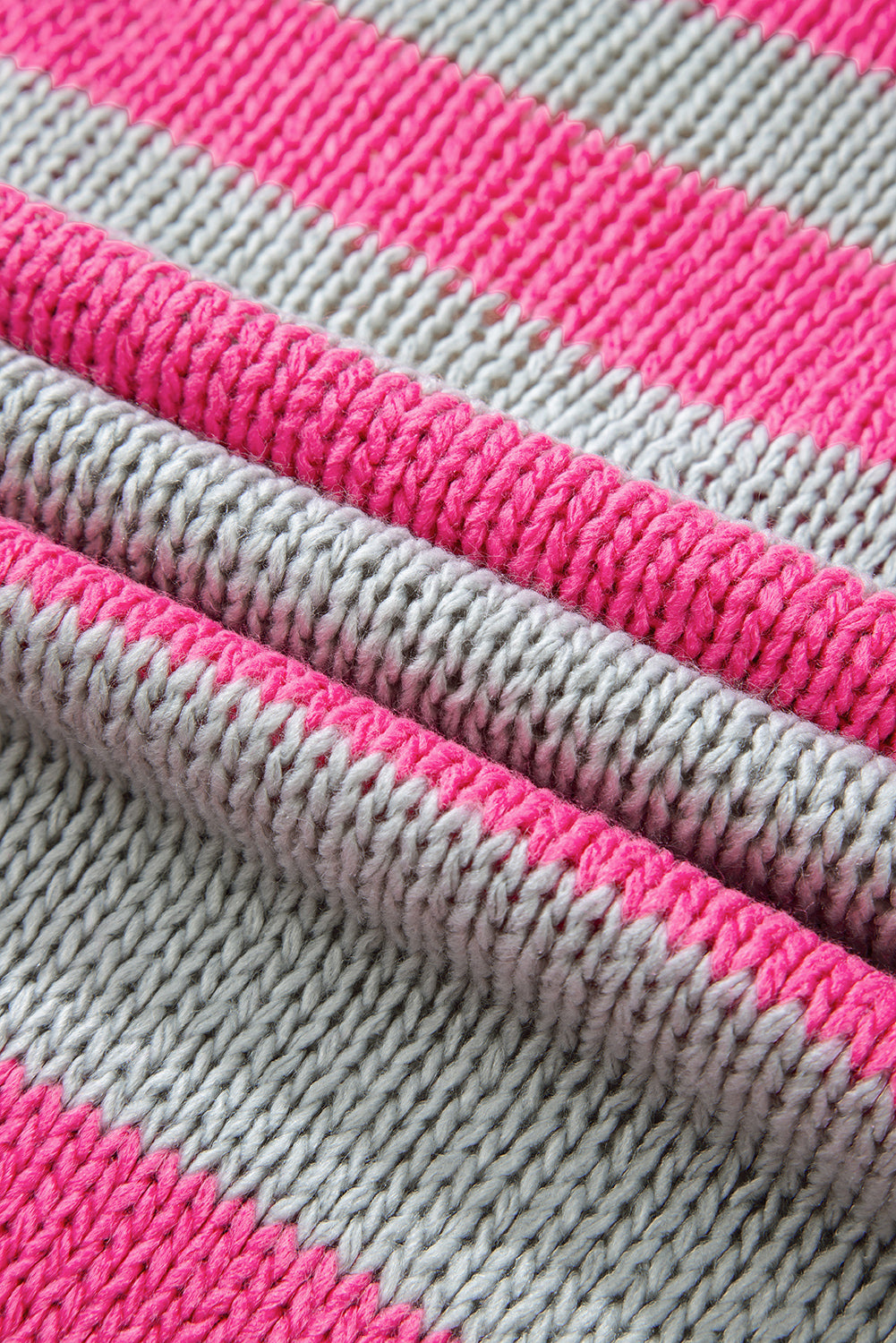 Rosa gestreifter colorblock-strickpullover mit v-ausschnitt und lockerer passform