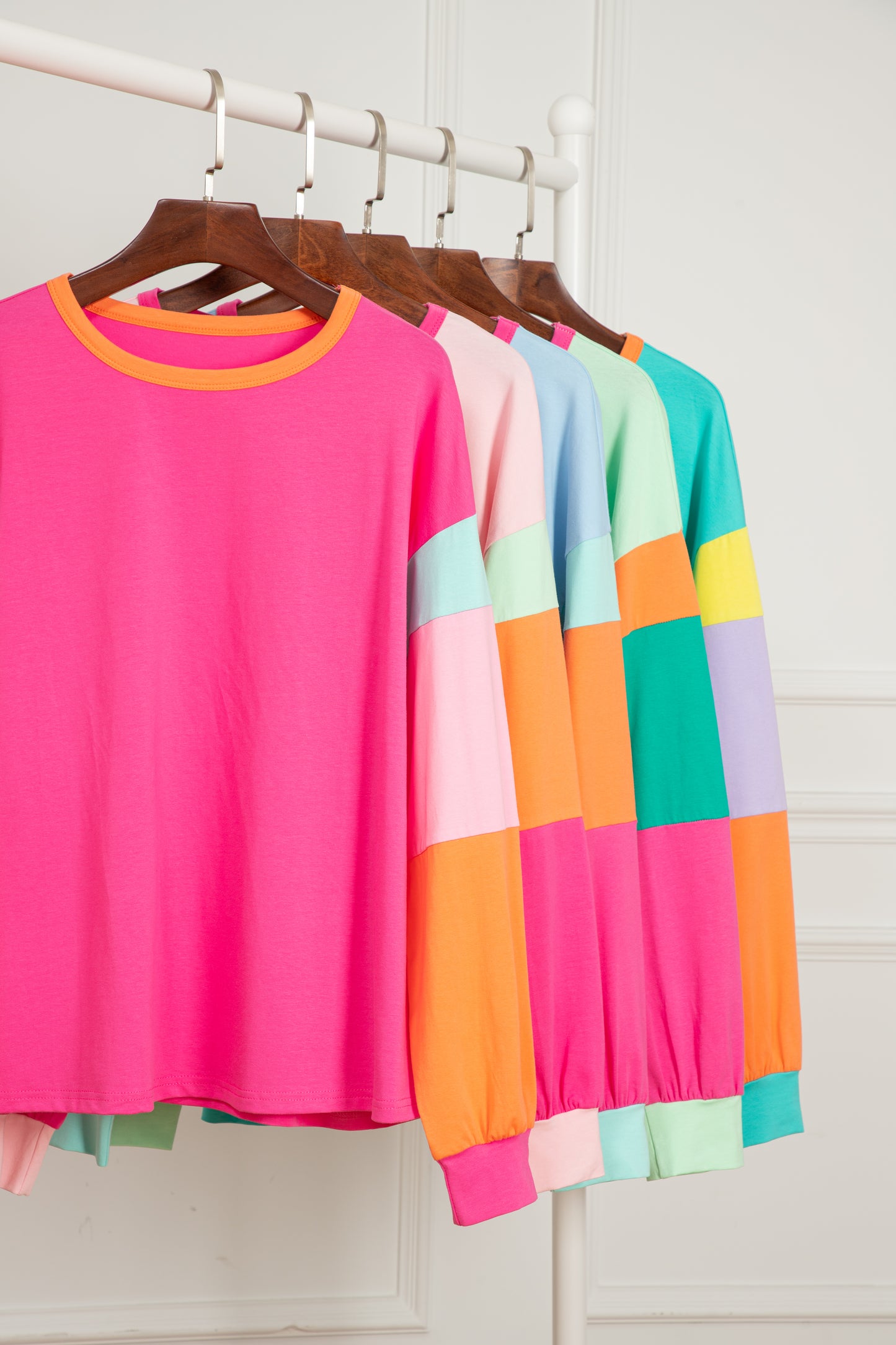 Dunkelblaues colorblock patchwork-langarm-top mit lockeren ärmeln