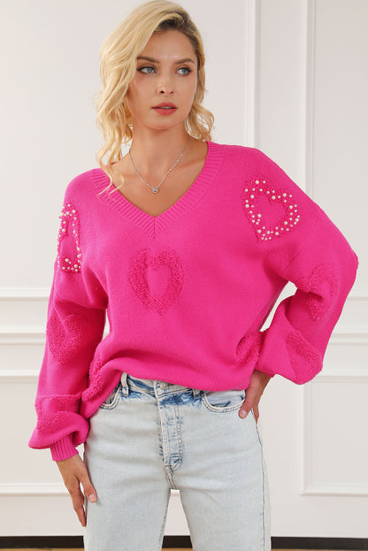 Rosenroter, perlenverzierter pullover mit v-ausschnitt und flauschigen herzen
