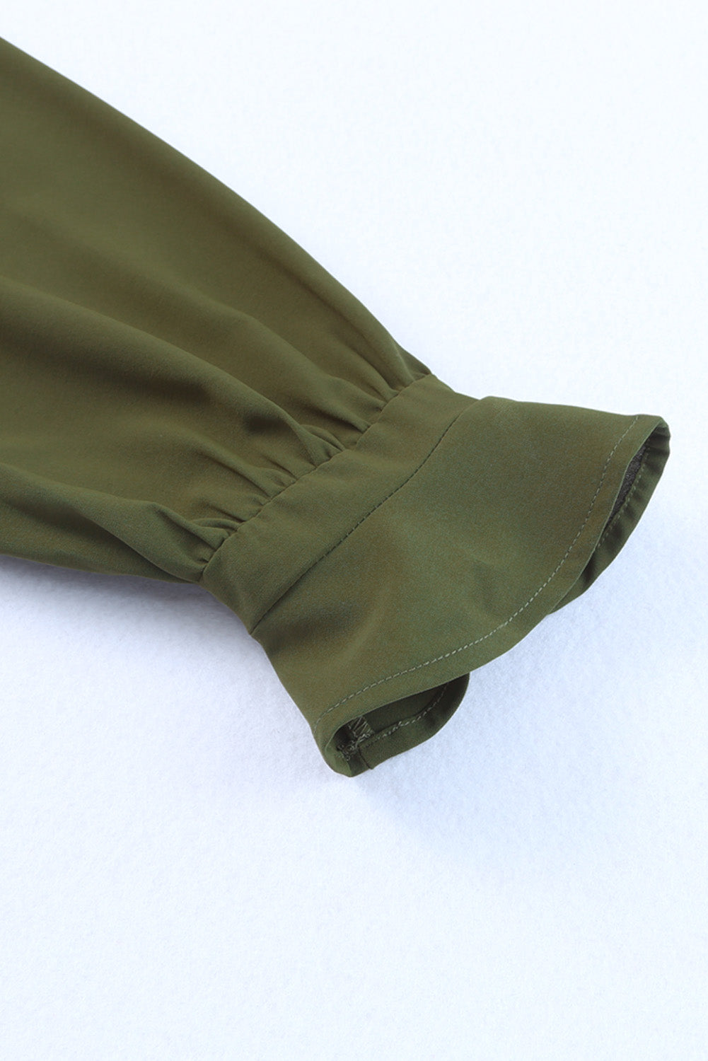 Grünes shirtkleid mit gerafften ärmeln und geteiltem v-ausschnitt