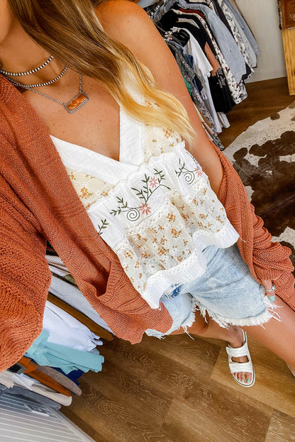 Tomatenrote strickjacke mit taschen und offener vorderseite aus strukturiertem strick