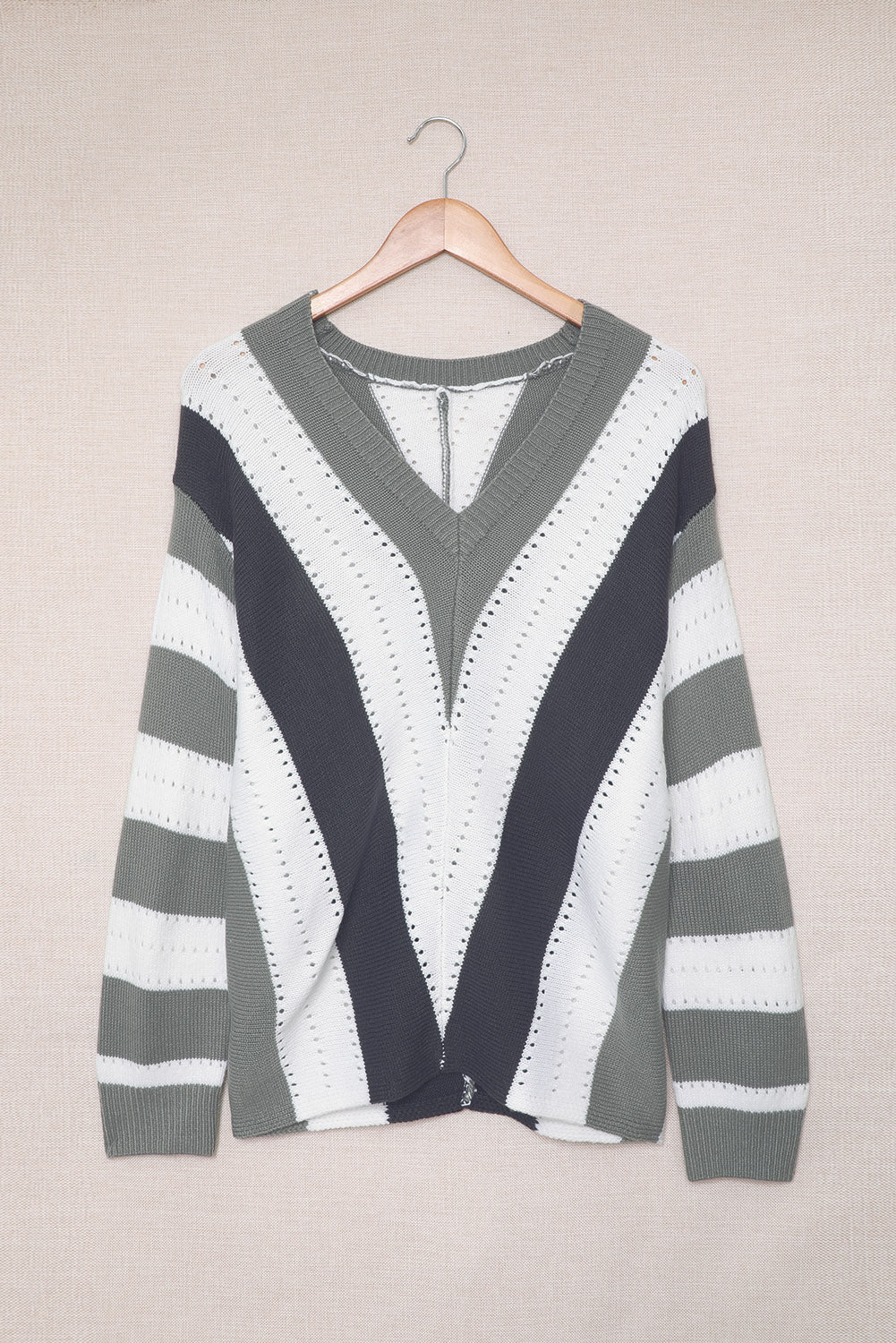 Grauer gestreifter colorblock v-ausschnitt strickpullover