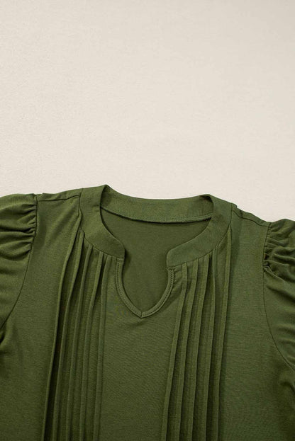 Ferngrünes T-Shirt-Kleid mit plissiertem Ausschnitt und Puffärmeln
