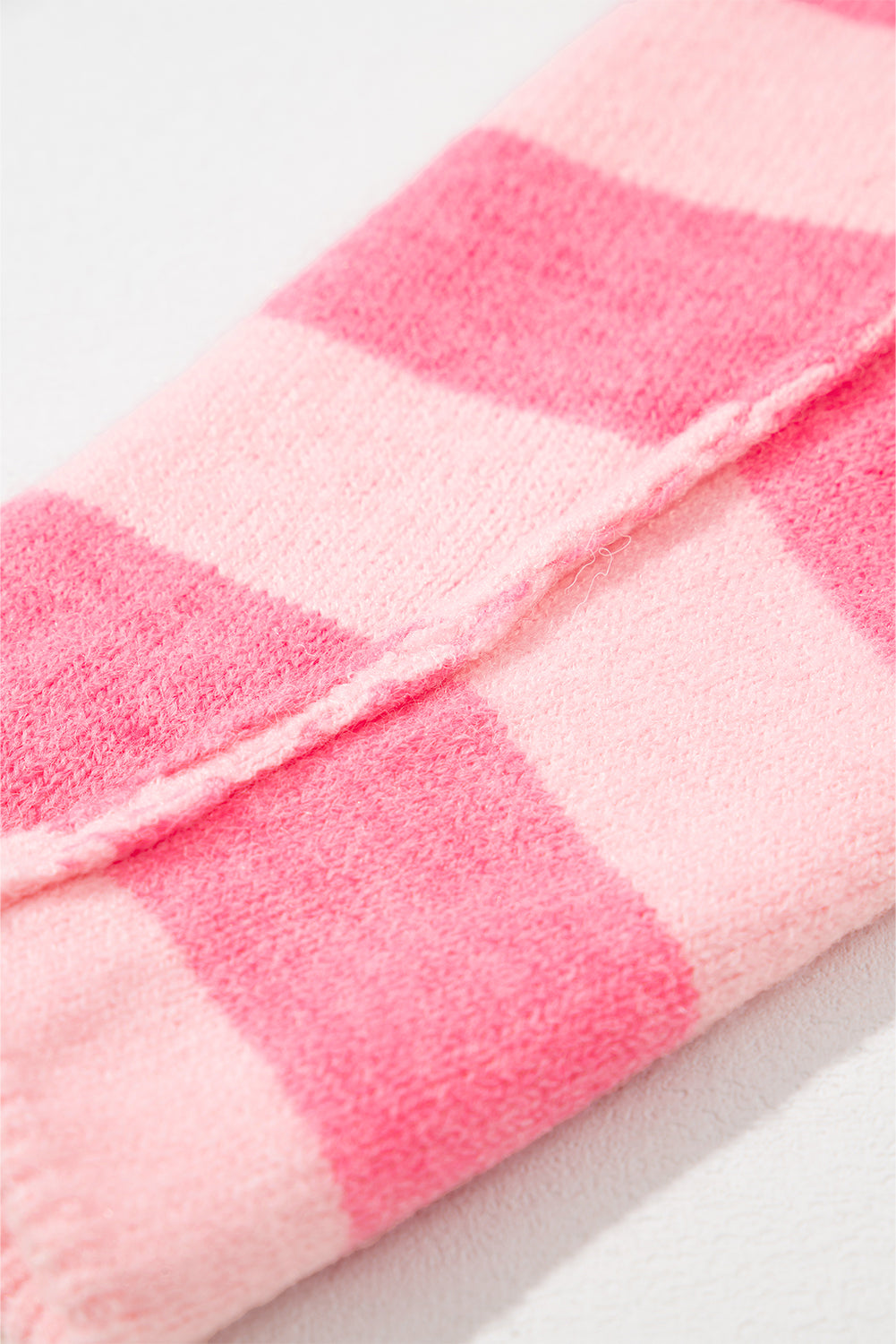 Rosa karierter, gestreifter, hochgeschlossener pullover mit farbblockmuster