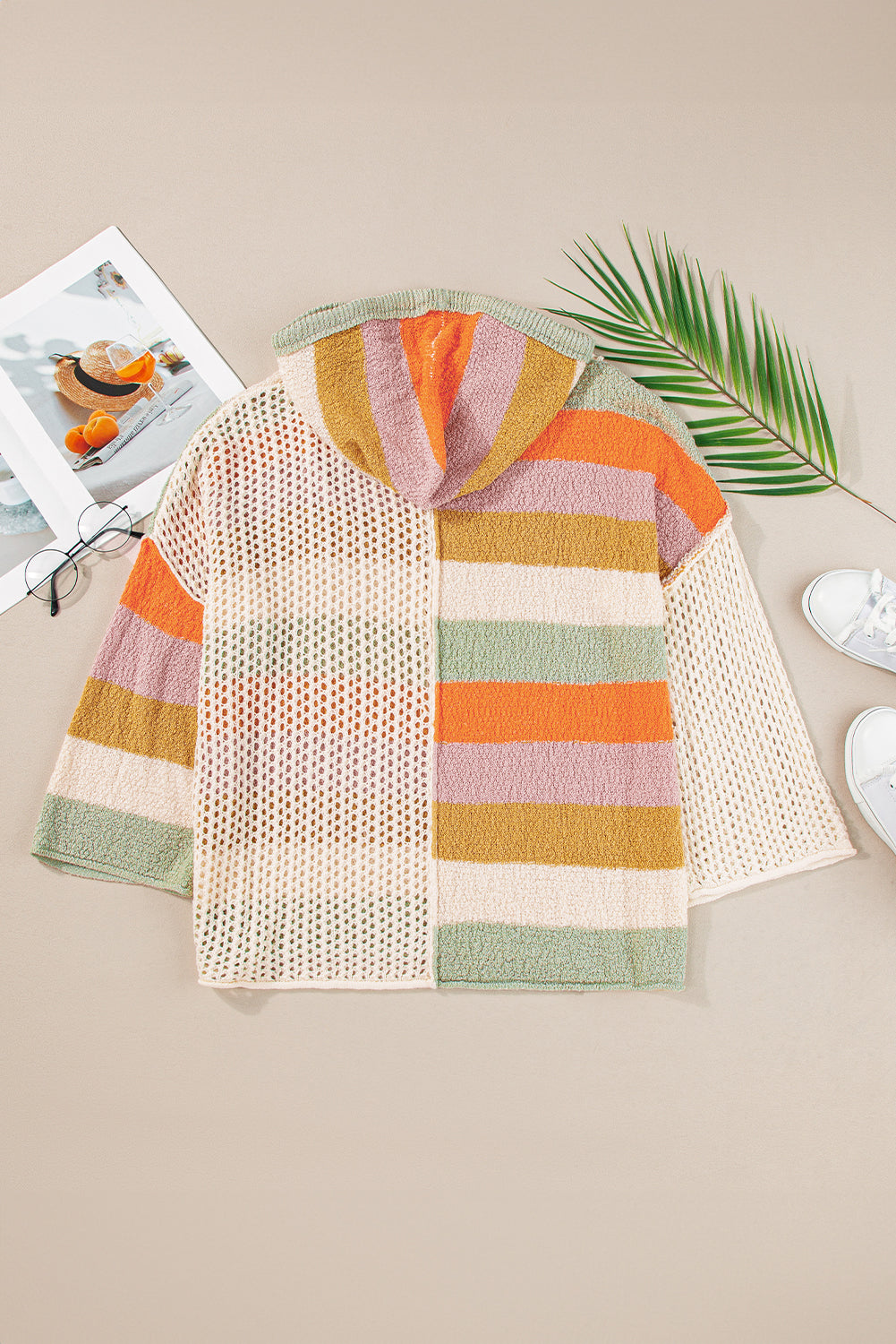Beige übergroßer colorblock pullover mit kapuze und v-ausschnitt