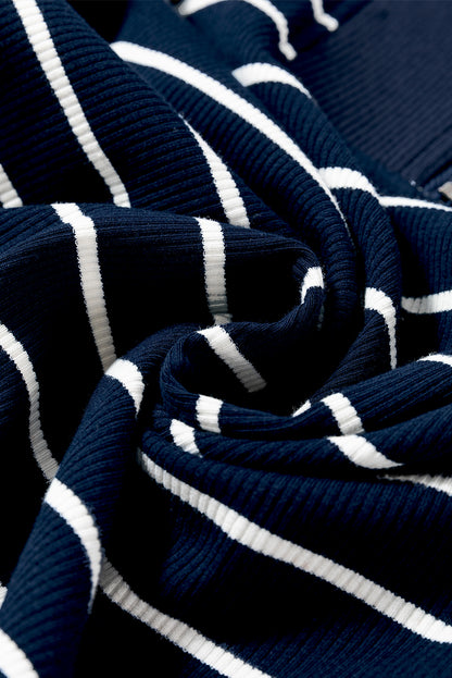 Marineblaues minikleid mit rollkragen und kapuzenärmeln