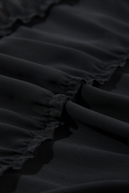 Schwarzes ärmelloses kleid mit v-ausschnitt und rüschenbesatz