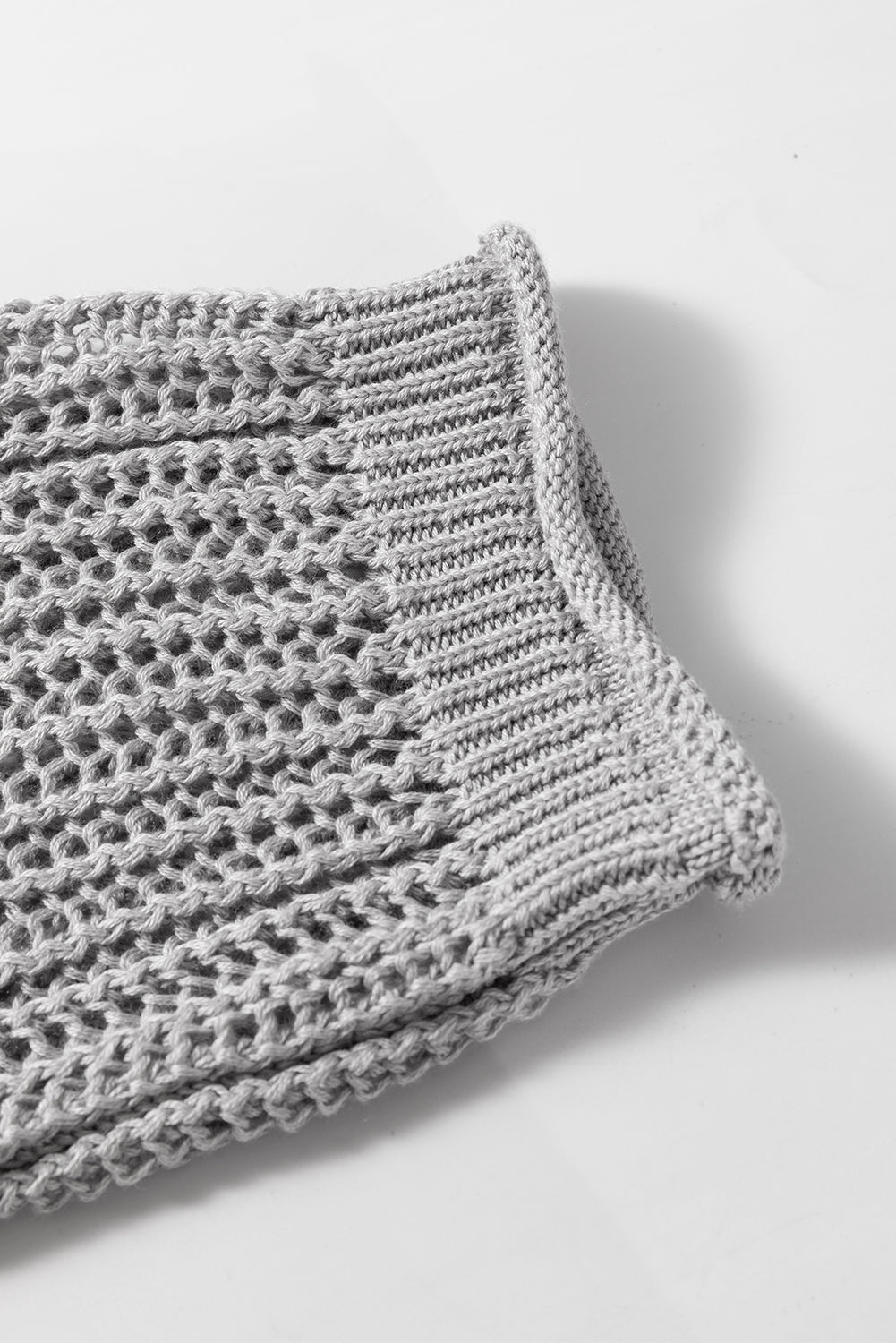 Hellgraues durchbrochenes kapuzenpullover-top mit kurzen ärmeln und kordelzug